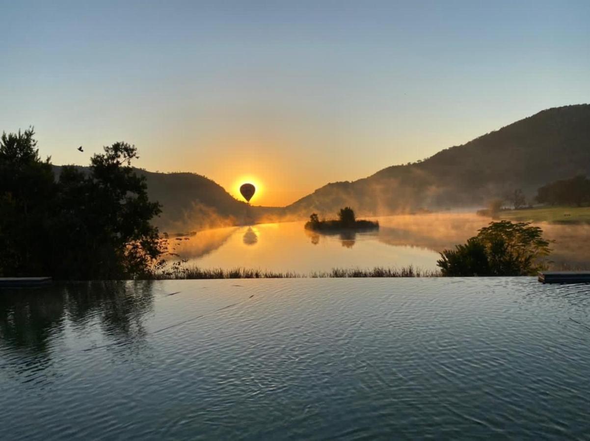 Kloofzicht Lodge & Spa Krugersdorp Exterior foto Sunrise over the lake