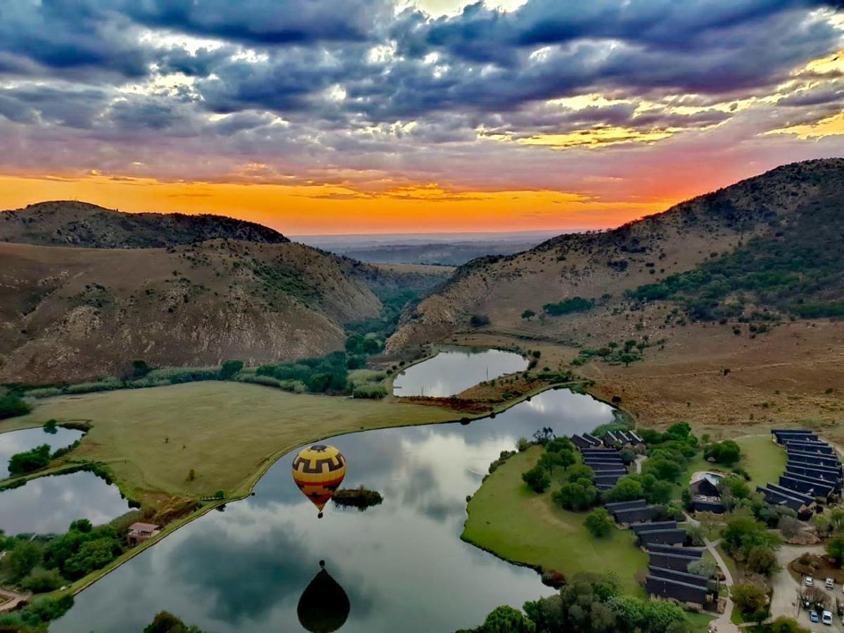 Kloofzicht Lodge & Spa Krugersdorp Exterior foto Hot air balloon over the San Luis Reservoir