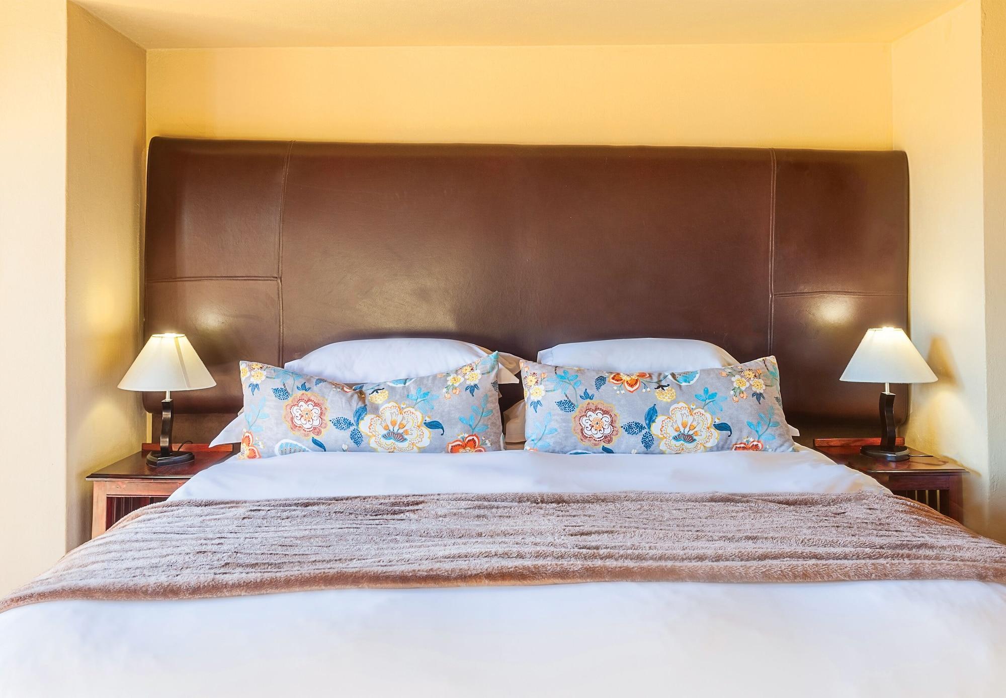 Kloofzicht Lodge & Spa Krugersdorp Exterior foto A bed with a headboard