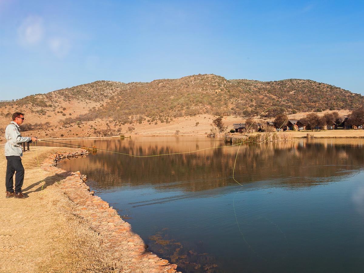 Kloofzicht Lodge & Spa Krugersdorp Exterior foto View of the dam