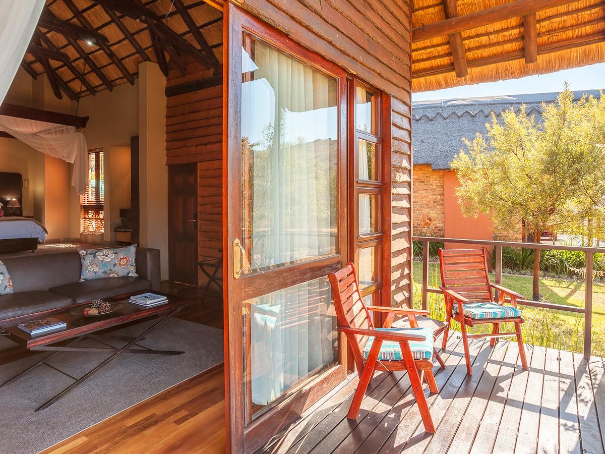 Kloofzicht Lodge & Spa Krugersdorp Exterior foto A view of the interior of a suite at the resort