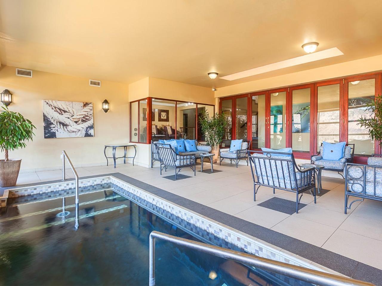 Kloofzicht Lodge & Spa Krugersdorp Exterior foto The pool at the 1010 Chestnut Street clubhouse